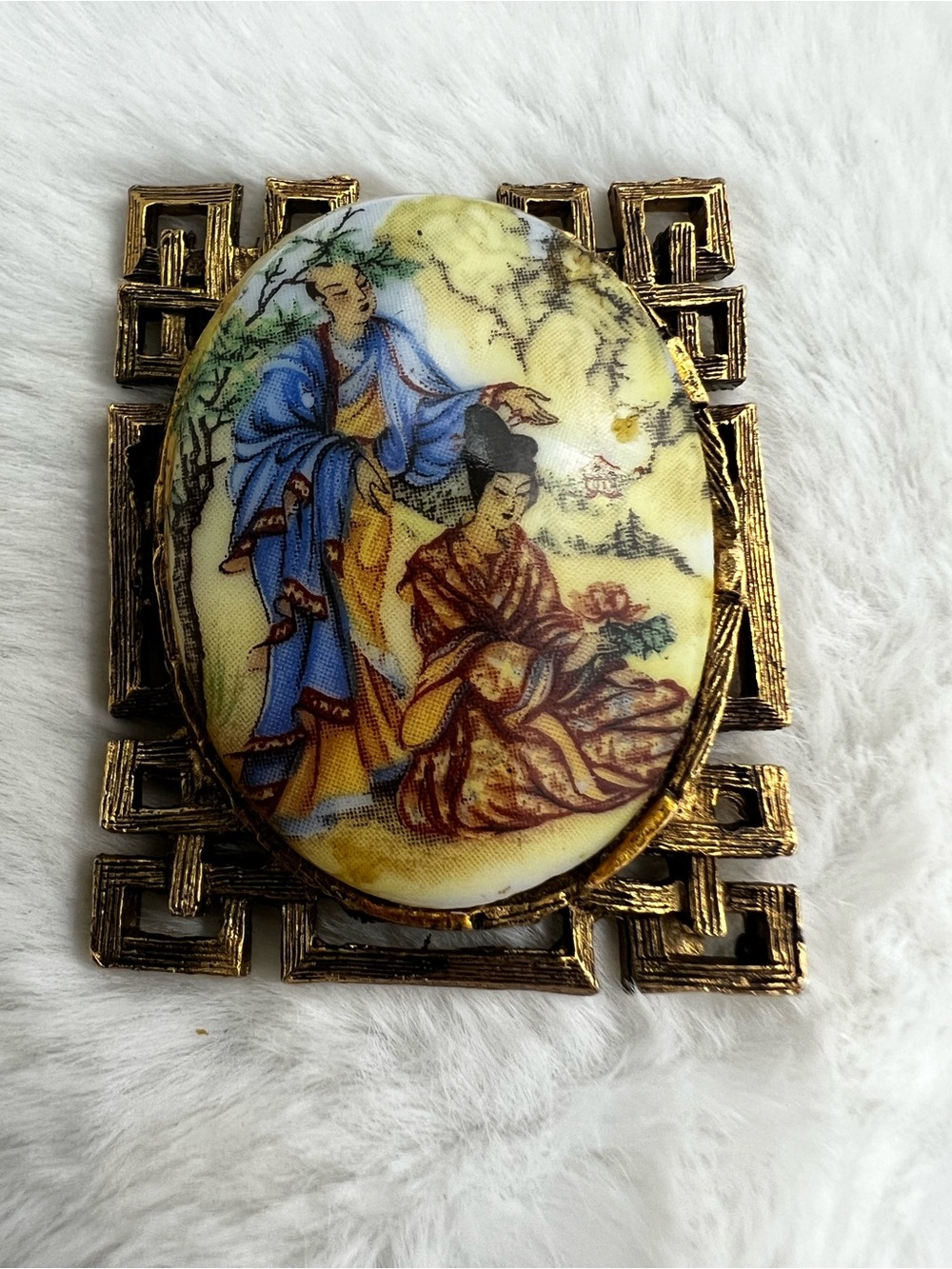 Vintage Mid Century Chinoiserie Asian Couple Brooch Pendant Pin Fretwork Gold
